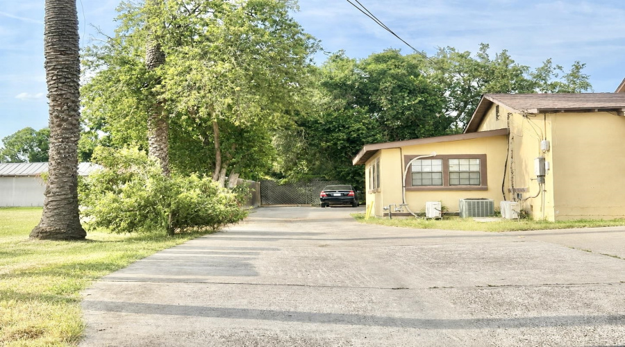 1304 Rosario St, Laredo, Texas 78040-8839, 2 Bedrooms Bedrooms, 4 Rooms Rooms,2 BathroomsBathrooms,Residential,For Rent,1304 Rosario St,20263703