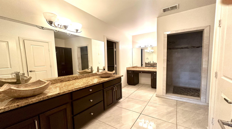 2110 Bermuda Dr, Laredo, Texas 78045, 3 Bedrooms Bedrooms, 7 Rooms Rooms,3 BathroomsBathrooms,Residential,For Rent,2110 Bermuda Dr,20263710