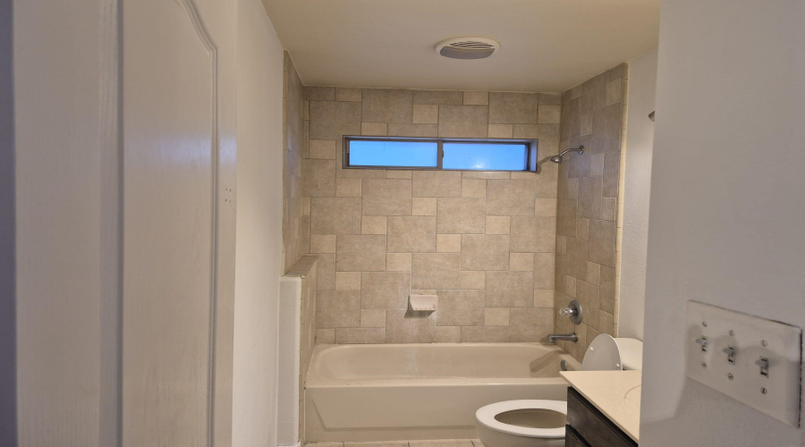 UPSTAIRS HALLWAY BATHROOM
