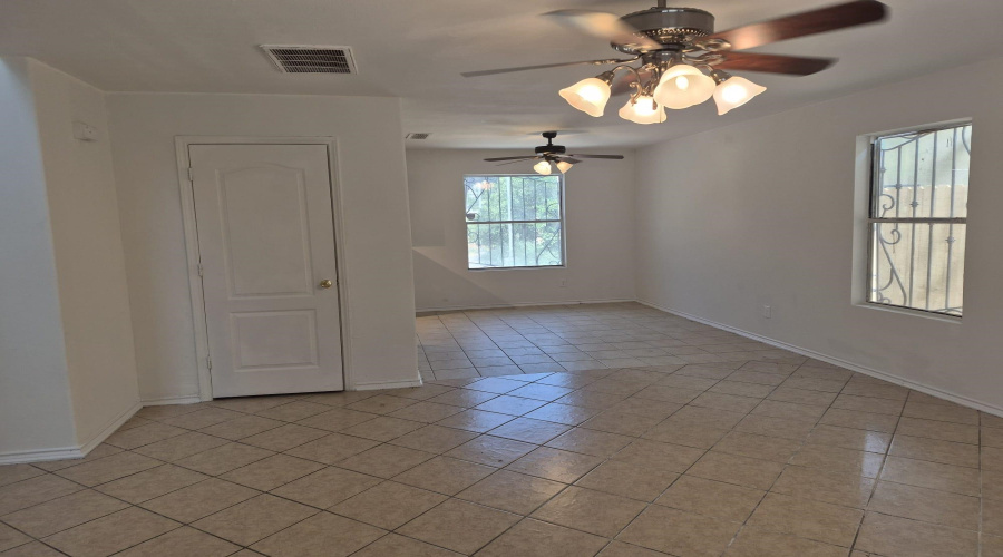504 Campanario Ln, Laredo, Texas 78043-5103, 4 Bedrooms Bedrooms, 6 Rooms Rooms,2 BathroomsBathrooms,Residential,For Sale,504 Campanario Ln,20263711