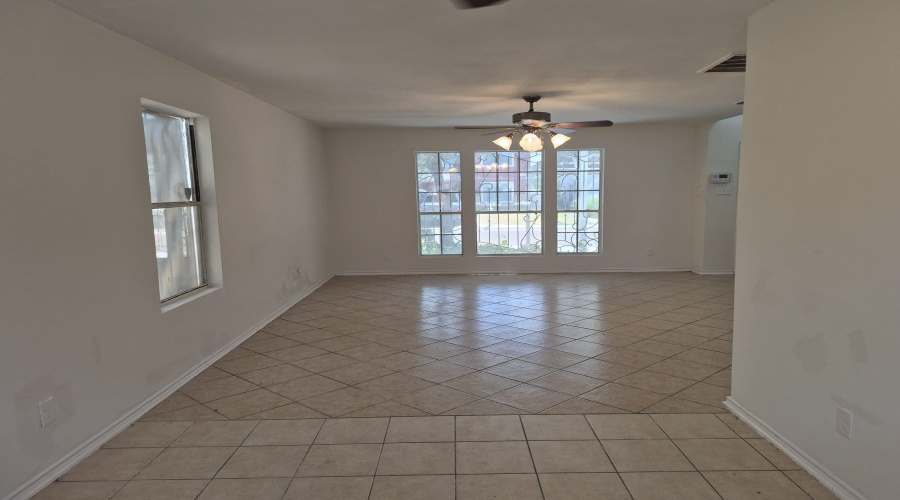 504 Campanario Ln, Laredo, Texas 78043-5103, 4 Bedrooms Bedrooms, 6 Rooms Rooms,2 BathroomsBathrooms,Residential,For Sale,504 Campanario Ln,20263711