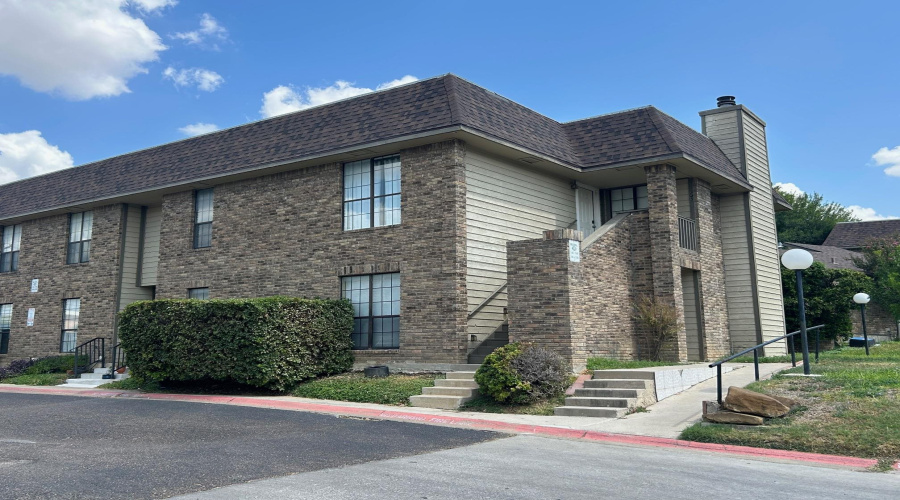 200 Martingale Ln, Laredo, Texas 78041, 2 Bedrooms Bedrooms, 5 Rooms Rooms,2 BathroomsBathrooms,Residential,For Rent,200 Martingale Ln,20263712