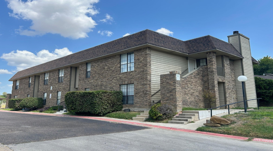 200 Martingale Ln, Laredo, Texas 78041, 2 Bedrooms Bedrooms, 5 Rooms Rooms,2 BathroomsBathrooms,Residential,For Rent,200 Martingale Ln,20263712