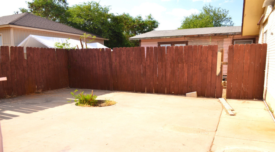 1310 N Tapeyste Ave, Laredo, Texas 78043-3340, 4 Bedrooms Bedrooms, 6 Rooms Rooms,2 BathroomsBathrooms,Residential,For Sale,1310 N Tapeyste Ave,20263713