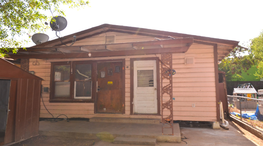 1310 N Tapeyste Ave, Laredo, Texas 78043-3340, 4 Bedrooms Bedrooms, 6 Rooms Rooms,2 BathroomsBathrooms,Residential,For Sale,1310 N Tapeyste Ave,20263713