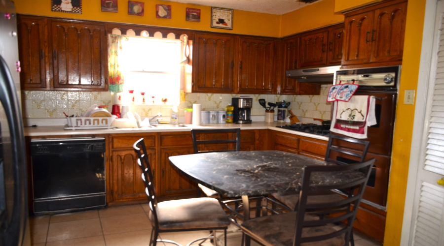 1310 N Tapeyste Ave, Laredo, Texas 78043-3340, 4 Bedrooms Bedrooms, 6 Rooms Rooms,2 BathroomsBathrooms,Residential,For Sale,1310 N Tapeyste Ave,20263713