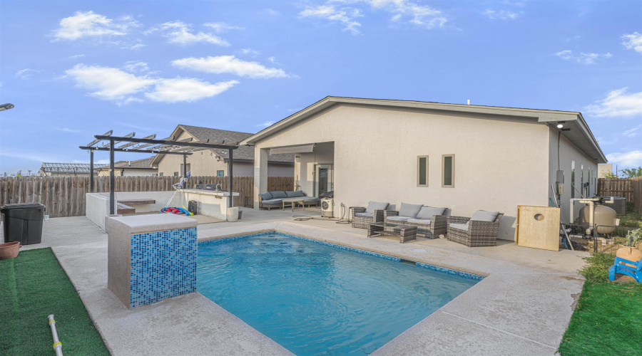 1414 El Caporal Dr., Laredo, Texas 78046, 3 Bedrooms Bedrooms, 5 Rooms Rooms,2 BathroomsBathrooms,Residential,For Sale,1414 El Caporal Dr.,20263716