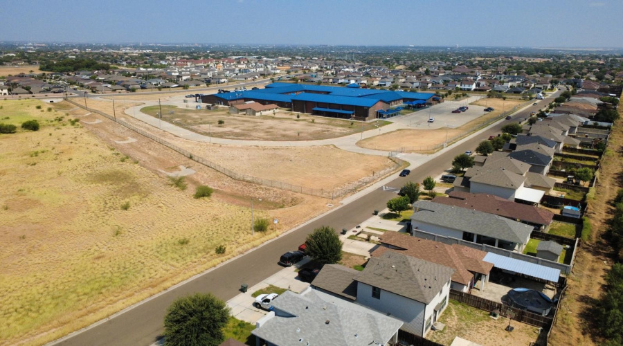 3727 Jose C Santos Dr, Laredo, Texas 78046, 4 Bedrooms Bedrooms, 7 Rooms Rooms,2 BathroomsBathrooms,Residential,For Sale,3727 Jose C Santos Dr,20263719