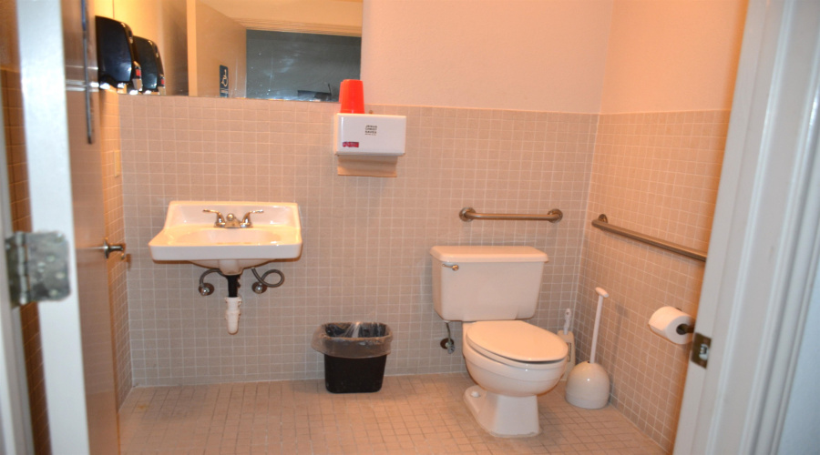 220 W Hillside Rd, Laredo, Texas 78041, 1 Room Rooms,3 BathroomsBathrooms,Commercial retail/office,For Sale,220 W Hillside Rd,20263740