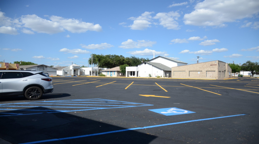 220 W Hillside Rd, Laredo, Texas 78041, 1 Room Rooms,3 BathroomsBathrooms,Commercial retail/office,For Sale,220 W Hillside Rd,20263740