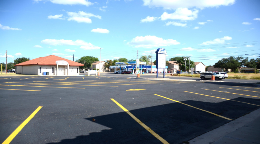 220 W Hillside Rd, Laredo, Texas 78041, 1 Room Rooms,3 BathroomsBathrooms,Commercial retail/office,For Sale,220 W Hillside Rd,20263740