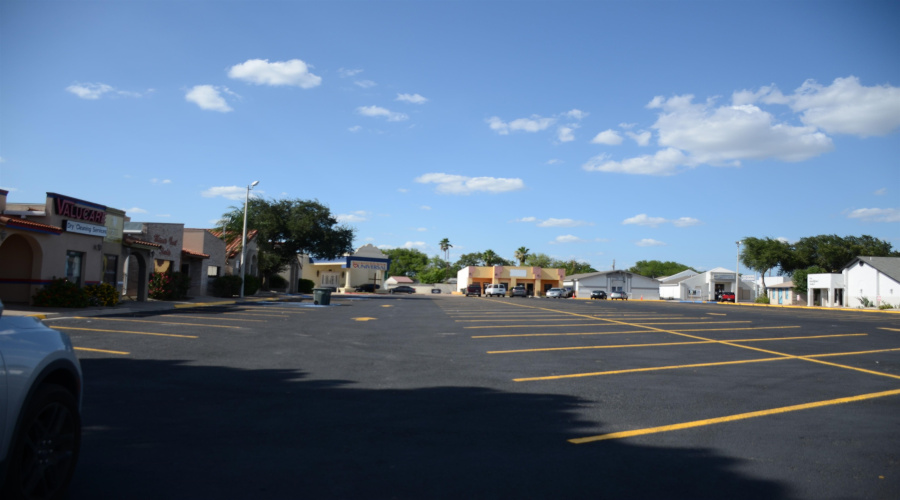 220 W Hillside Rd, Laredo, Texas 78041, 1 Room Rooms,3 BathroomsBathrooms,Commercial retail/office,For Sale,220 W Hillside Rd,20263740