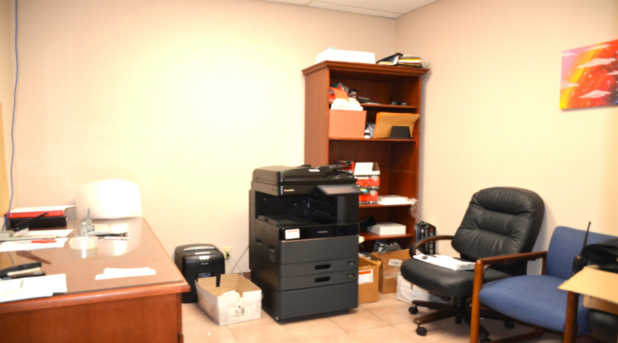 220 W Hillside Rd, Laredo, Texas 78041, 1 Room Rooms,3 BathroomsBathrooms,Commercial retail/office,For Sale,220 W Hillside Rd,20263740