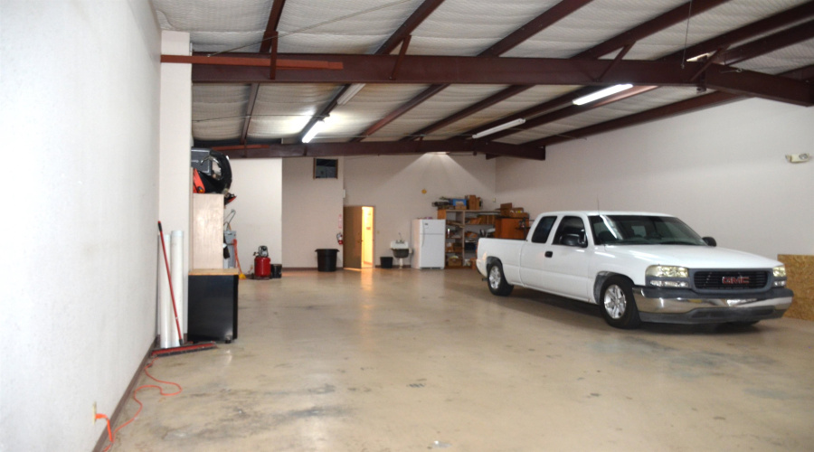 220 W Hillside Rd, Laredo, Texas 78041, 1 Room Rooms,3 BathroomsBathrooms,Commercial retail/office,For Sale,220 W Hillside Rd,20263740