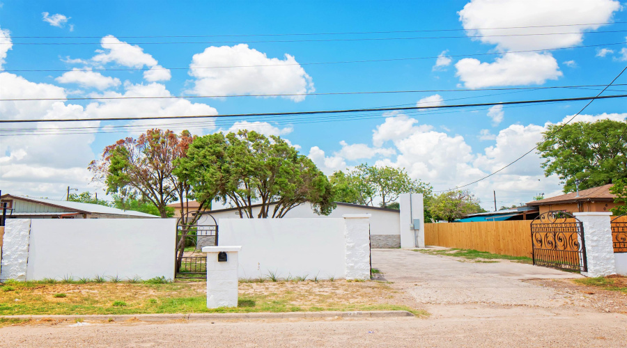 2218 Burnside St, Laredo, Texas 78040, ,Multi-family,For Sale,2218 Burnside St,20263739