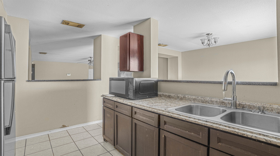 3243 Saint Kathryn Lp, Laredo, Texas 78046, 3 Bedrooms Bedrooms, 5 Rooms Rooms,2 BathroomsBathrooms,Residential,For Sale,3243 Saint Kathryn Lp,20263724