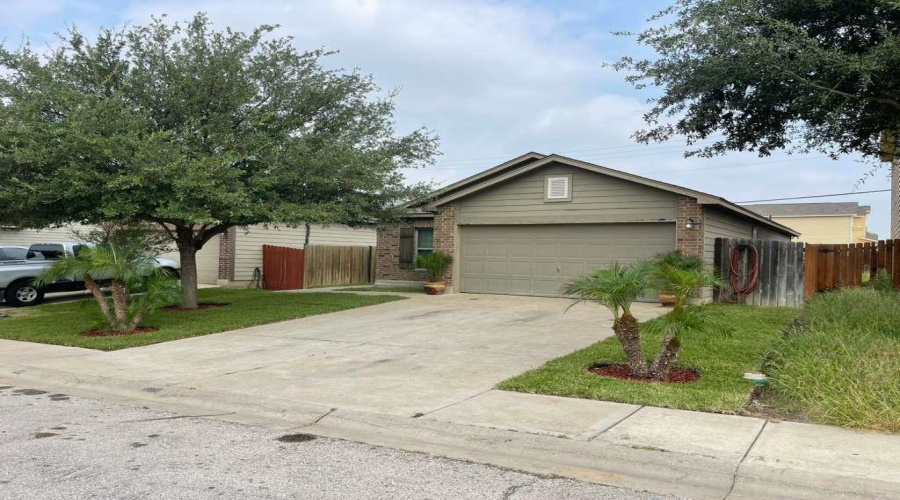 2038 Port Miami St, Laredo, Texas 78045, 3 Bedrooms Bedrooms, 5 Rooms Rooms,2 BathroomsBathrooms,Residential,For Sale,2038 Port Miami St,20263725
