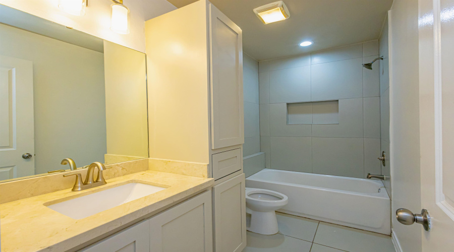 216 John Irving Dr., Laredo, Texas 78041, 3 Bedrooms Bedrooms, 7 Rooms Rooms,2 BathroomsBathrooms,Residential,For Sale,216 John Irving Dr.,20263733