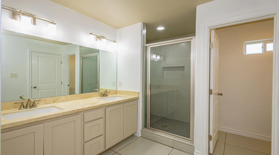 216 John Irving Dr., Laredo, Texas 78041, 3 Bedrooms Bedrooms, 7 Rooms Rooms,2 BathroomsBathrooms,Residential,For Sale,216 John Irving Dr.,20263733
