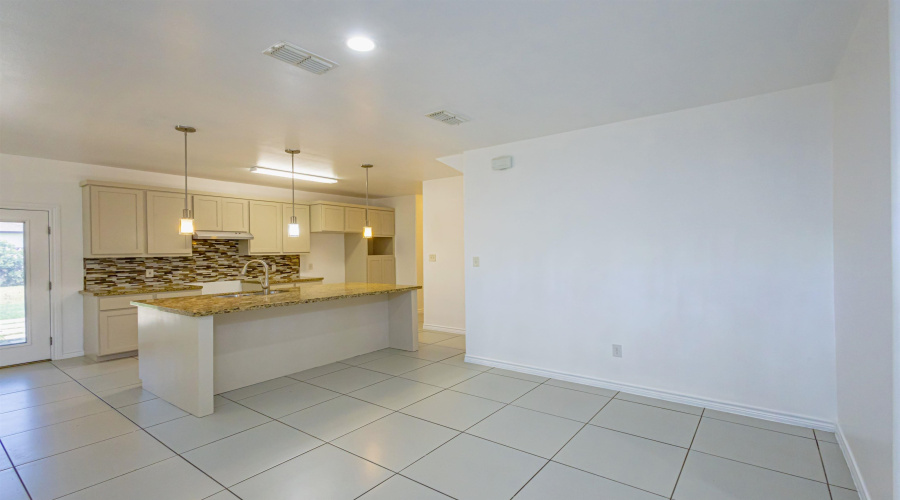 216 John Irving Dr., Laredo, Texas 78041, 3 Bedrooms Bedrooms, 7 Rooms Rooms,2 BathroomsBathrooms,Residential,For Sale,216 John Irving Dr.,20263733