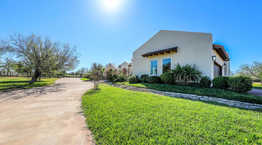 570 Well Ln, Laredo, Texas 78045, 3 Bedrooms Bedrooms, 4 Rooms Rooms,2 BathroomsBathrooms,Residential,For Sale,570 Well Ln,20263734