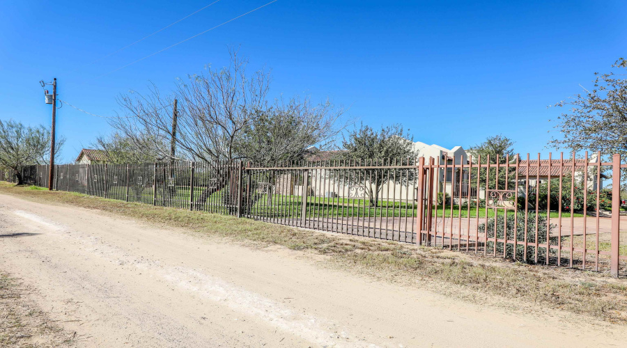 570 Well Ln, Laredo, Texas 78045, 3 Bedrooms Bedrooms, 4 Rooms Rooms,2 BathroomsBathrooms,Residential,For Sale,570 Well Ln,20263734