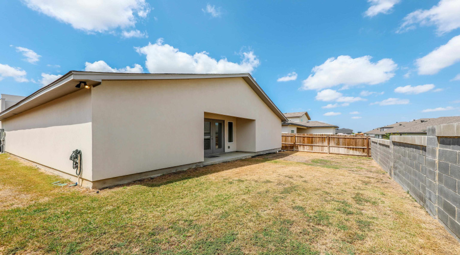 1510 Latigo Loop, Laredo, Texas 78046, 3 Bedrooms Bedrooms, 6 Rooms Rooms,2 BathroomsBathrooms,Residential,For Sale,1510 Latigo Loop,20263738