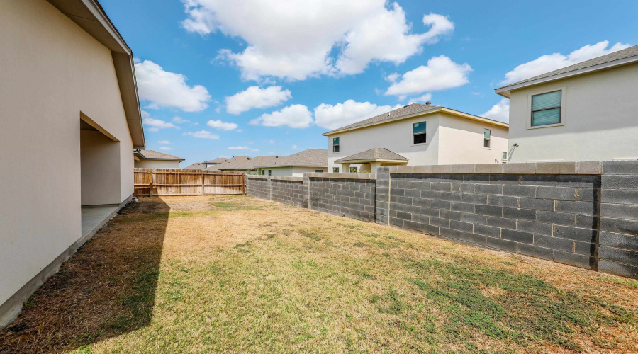 1510 Latigo Loop, Laredo, Texas 78046, 3 Bedrooms Bedrooms, 6 Rooms Rooms,2 BathroomsBathrooms,Residential,For Sale,1510 Latigo Loop,20263738