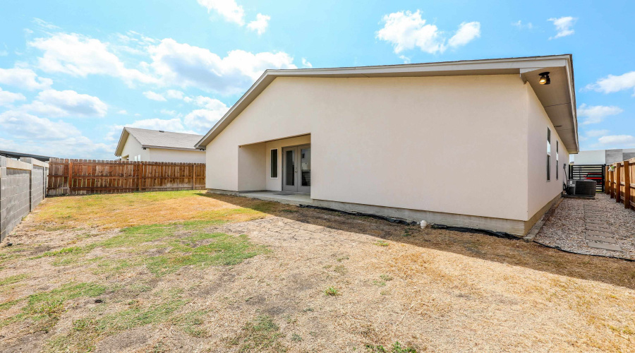1510 Latigo Loop, Laredo, Texas 78046, 3 Bedrooms Bedrooms, 6 Rooms Rooms,2 BathroomsBathrooms,Residential,For Sale,1510 Latigo Loop,20263738