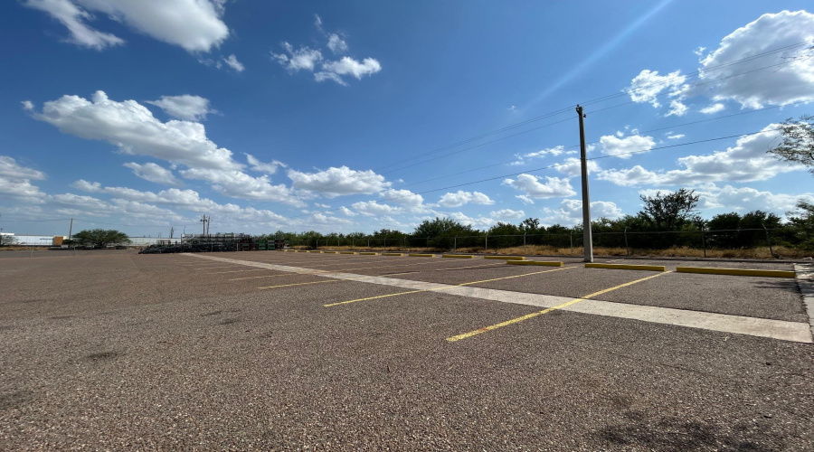 13120 Spivey Dr, Laredo, Texas 78045, 1 Bedroom Bedrooms, 11 Rooms Rooms,2 BathroomsBathrooms,Commercial/industrial,For Rent,13120 Spivey Dr,20263745