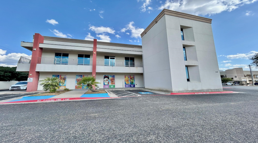 315 Calle Del Norte, Laredo, Texas 78041, ,2 BathroomsBathrooms,Commercial retail/office,For Rent,315 Calle Del Norte,20263754
