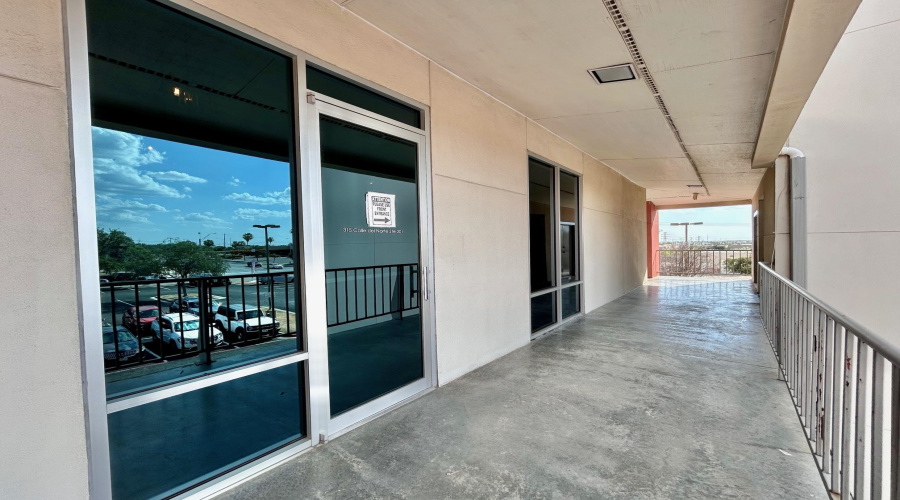 315 Calle Del Norte, Laredo, Texas 78041, ,2 BathroomsBathrooms,Commercial retail/office,For Rent,315 Calle Del Norte,20263754