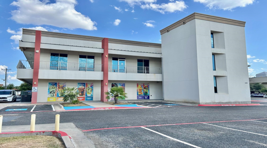 315 Calle Del Norte, Laredo, Texas 78041-0000, 1 Room Rooms,2 BathroomsBathrooms,Commercial retail/office,For Rent,315 Calle Del Norte,20263755