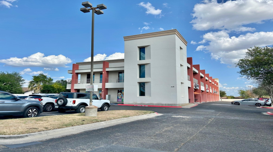 315 Calle Del Norte, Laredo, Texas 78041-0000, 1 Room Rooms,2 BathroomsBathrooms,Commercial retail/office,For Rent,315 Calle Del Norte,20263755