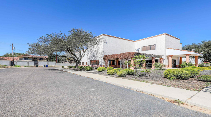1202 Welby Court, Laredo, Texas 78041-1900, 1 Room Rooms,2 BathroomsBathrooms,Commercial retail/office,For Rent,1202 Welby Court,20263761