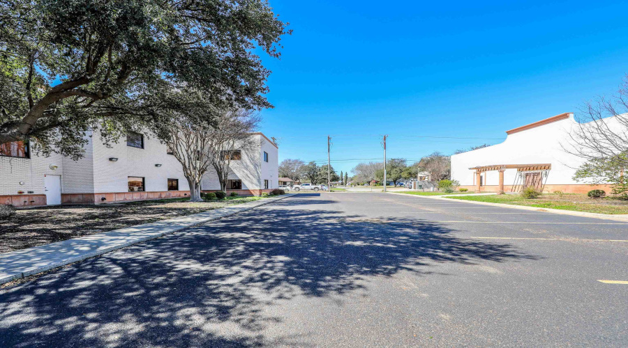 1202 Welby Court, Laredo, Texas 78041-1900, 1 Room Rooms,2 BathroomsBathrooms,Commercial retail/office,For Rent,1202 Welby Court,20263761