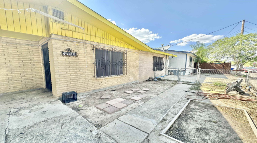 3702 Main Ave, LAREDO, Texas 78041-5549, 3 Bedrooms Bedrooms, 5 Rooms Rooms,2 BathroomsBathrooms,Residential,For Sale,3702 Main Ave,20263756