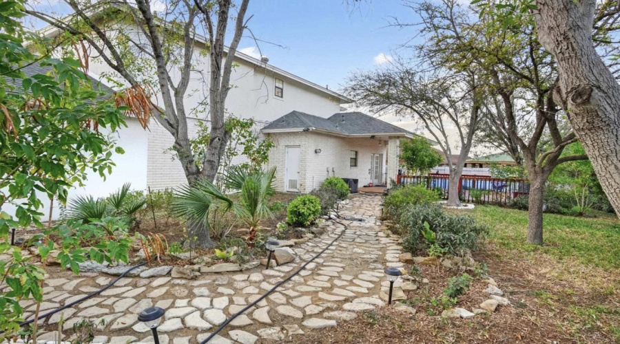 9013 Cliff Dr, Laredo, Texas 78045, 3 Bedrooms Bedrooms, 8 Rooms Rooms,3 BathroomsBathrooms,Residential,For Sale,9013 Cliff Dr,20263757