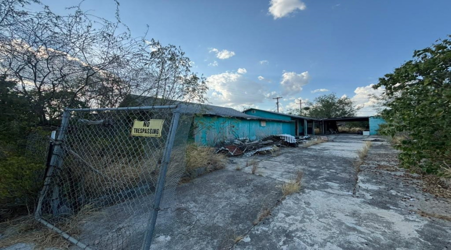 511 Rosales, El Cenizo, Texas 78046, 3 Bedrooms Bedrooms, 5 Rooms Rooms,2 BathroomsBathrooms,Residential,For Sale,511 Rosales,20263759