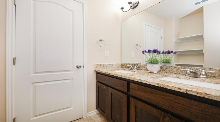 5609 Montevista Dr., Laredo, Texas 78043, 3 Bedrooms Bedrooms, 6 Rooms Rooms,2 BathroomsBathrooms,Residential,For Rent,5609 Montevista Dr.,20263765