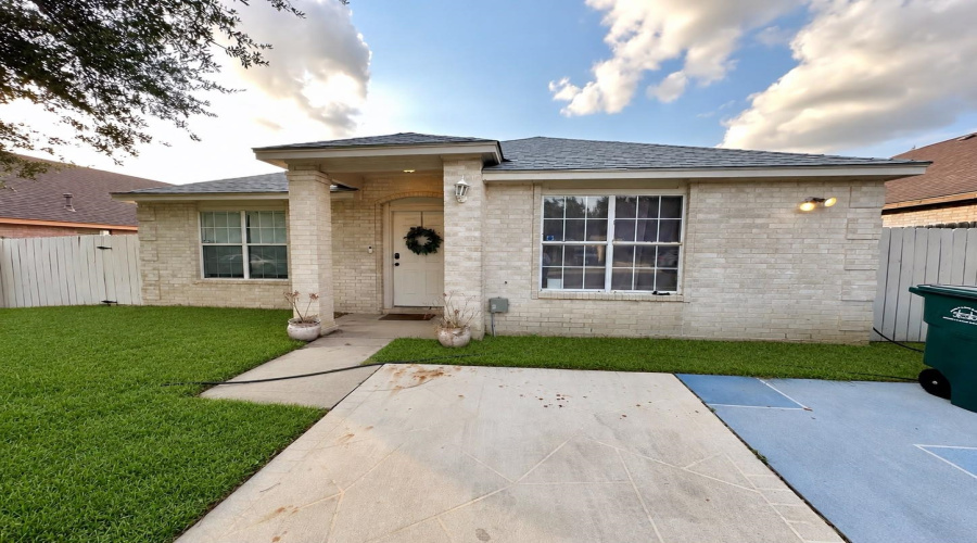 1844 Arctic Ct, Laredo, Texas 78045, 3 Bedrooms Bedrooms, 5 Rooms Rooms,2 BathroomsBathrooms,Residential,For Sale,1844 Arctic Ct,20263769