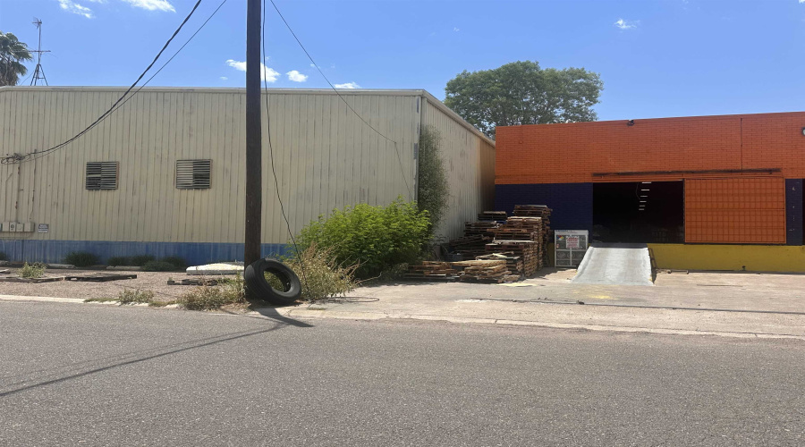 4603 Warehouse Ln, Laredo, Texas 78041-5627, 1 Bedroom Bedrooms, 6 Rooms Rooms,2 BathroomsBathrooms,Commercial/industrial,For Rent,4603 Warehouse Ln,20263771