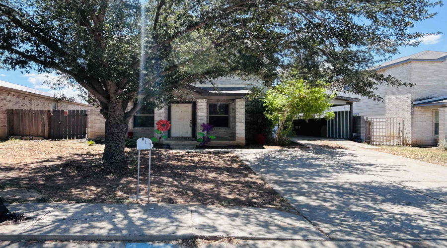 219 Desert Chief Dr, LAREDO, Texas 78045, 3 Bedrooms Bedrooms, 3 Rooms Rooms,2 BathroomsBathrooms,Residential,For Sale,219 Desert Chief Dr,20263773