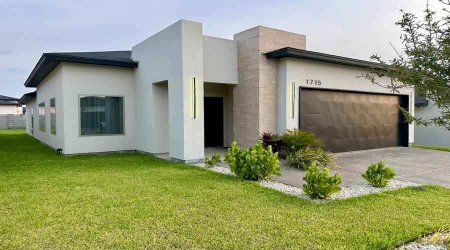 1715 Coba Dr., Laredo, Texas 78046, 3 Bedrooms Bedrooms, 5 Rooms Rooms,2 BathroomsBathrooms,Residential,For Sale,1715 Coba Dr.,20263777