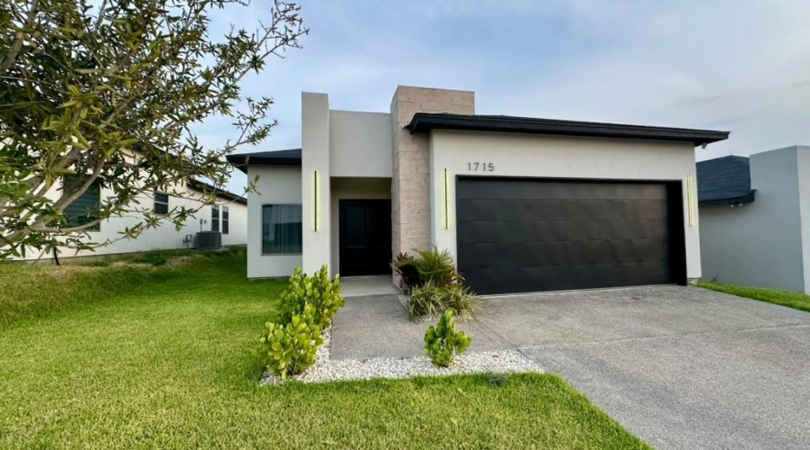1715 Coba Dr., Laredo, Texas 78046, 3 Bedrooms Bedrooms, 5 Rooms Rooms,2 BathroomsBathrooms,Residential,For Sale,1715 Coba Dr.,20263777