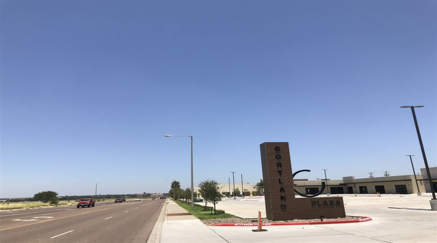 2324 Jacaman Rd, Laredo, Texas 78041, 6 Rooms Rooms,2 BathroomsBathrooms,Commercial retail/office,For Rent,2324 Jacaman Rd,20263780