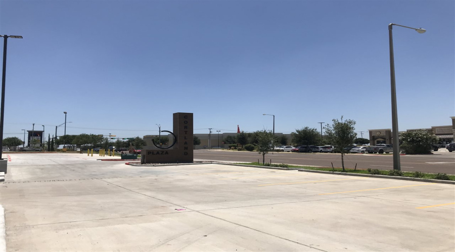 2324 Jacaman Rd, Laredo, Texas 78041, 6 Rooms Rooms,2 BathroomsBathrooms,Commercial retail/office,For Rent,2324 Jacaman Rd,20263780