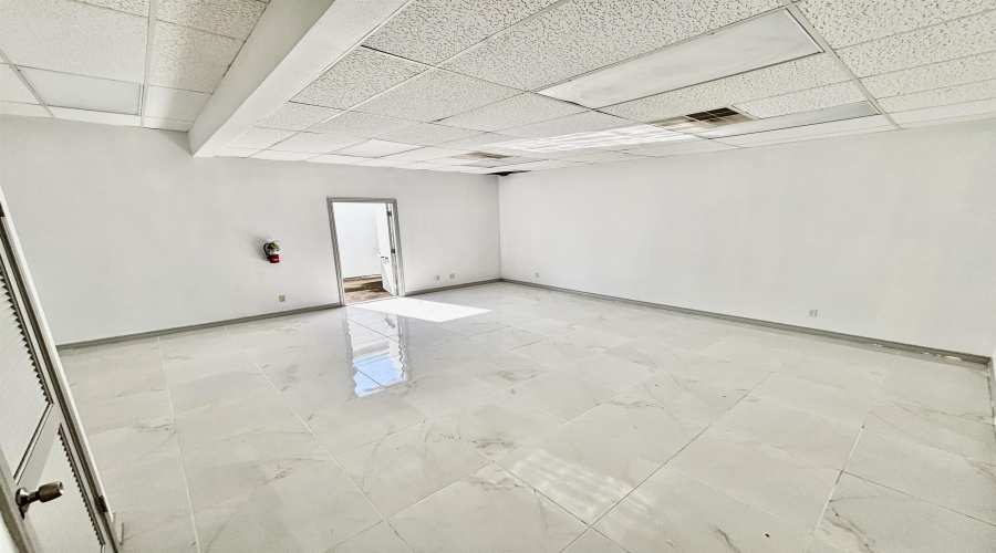 220 W Hillside Rd, Laredo, Texas 78041, 1 Room Rooms,1 BathroomBathrooms,Commercial retail/office,For Rent,220 W Hillside Rd,20263791