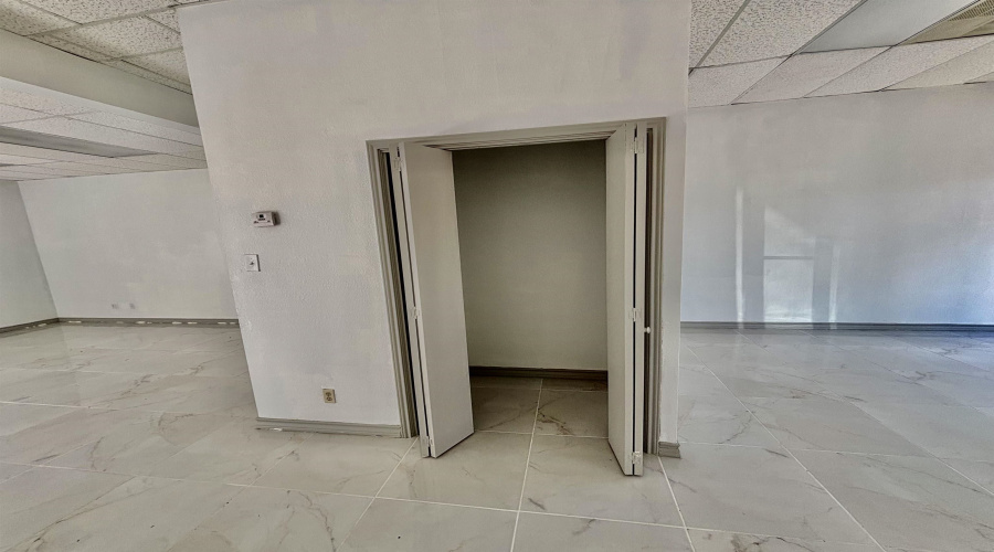 220 W Hillside Rd, Laredo, Texas 78041, 1 Room Rooms,1 BathroomBathrooms,Commercial retail/office,For Rent,220 W Hillside Rd,20263791