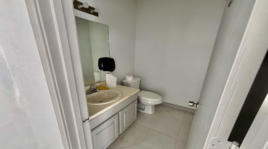 220 W Hillside Rd, Laredo, Texas 78041, 1 Room Rooms,1 BathroomBathrooms,Commercial retail/office,For Rent,220 W Hillside Rd,20263791
